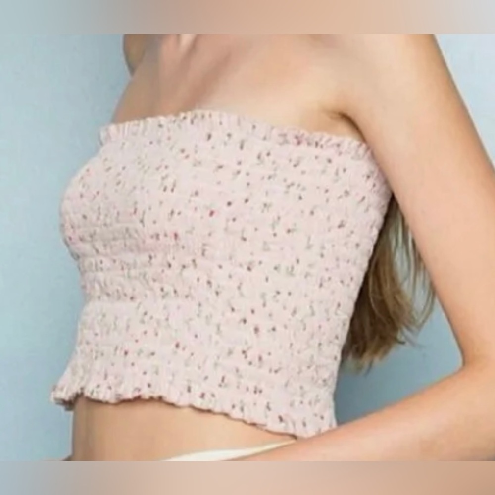 ✨ CLEAR OUT SALE ✨ Brandy Melville Smocked Cleo Tube Top